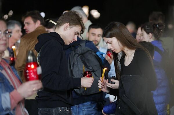 Верующие делятся частицей Благодатного огня перед Кафедральным собором в Кишиневе, 19.04.2025 - Sputnik Молдова