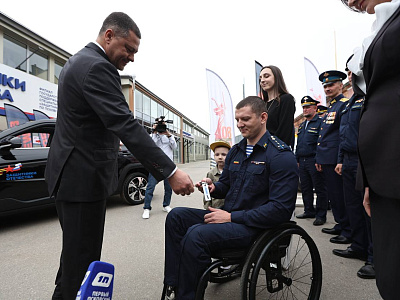 Псковскому ветерану боевых действий вручили ключи от «Москвича 3» с ручным управлением, фото 2
