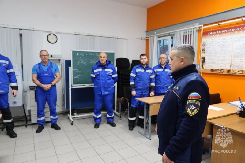 Начальник Главного управления Олег Гилёв встретился с работниками пожарно-спасательного подразделения объекта в посёлке Сабетта