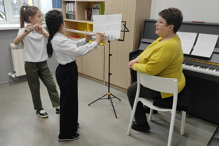 За игру на флейте в Казани отвечает заслуженный работник культуры РТ Лариса Вежеватова, которая руководит ансамблем флейтистов детской школы искусств № 5