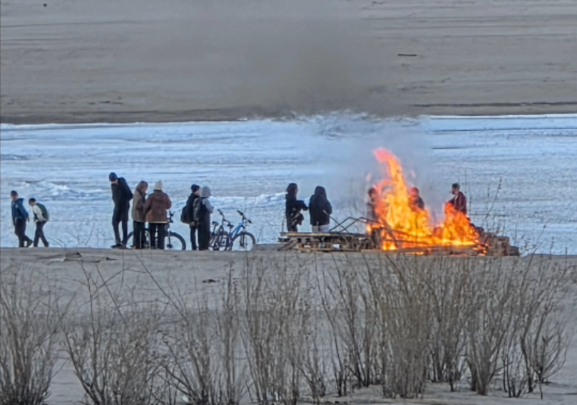 Молодёжь сожгла дрова якутских «моржей» на городском пляже