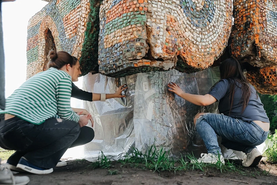 Фото: челнинские активисты начали восстанавливать скульптуру Ханова 