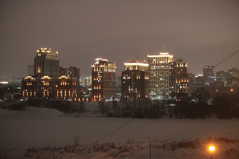 новогодние световые инсталляции. мжк новосибирск ночью. высотки новосибирска. новосибирск многоэтажки. ночь небоскребы освещение.