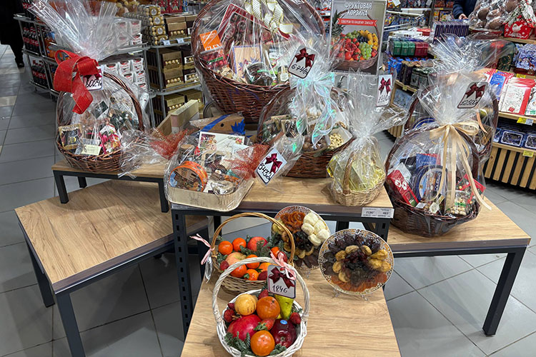 Традиционный новогодний атрибут в «Бахетле» — подарочные корзины с деликатесами. Цена варьируется от 1,8 тыс. рублей за фруктовый набор до 55 тысяч