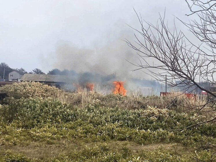 Курильские пожарные за час ликвидировали горение сухой травы на площади 200 квадратов