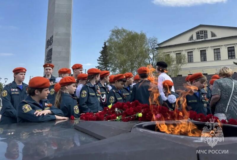Кадеты МЧС России из МАОУ СОШ № 48 города Тюмени имени Героя Советского Союза Дмитрия Михайловича Карбышева возложили цветы к Вечному огню.