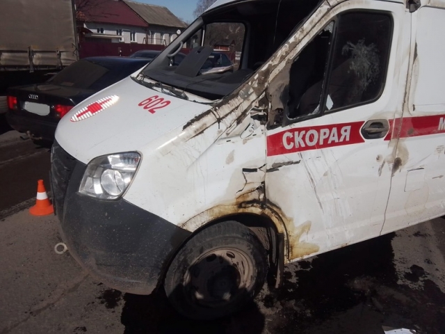 В ДТП с машиной скорой помощи на Сахалине пострадали врачи и пациент