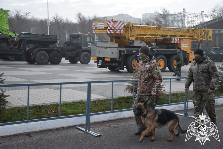 Сотрудники и военнослужащие Росгвардии обеспечили правопорядок на выставке трофейной техники в Калмыкии