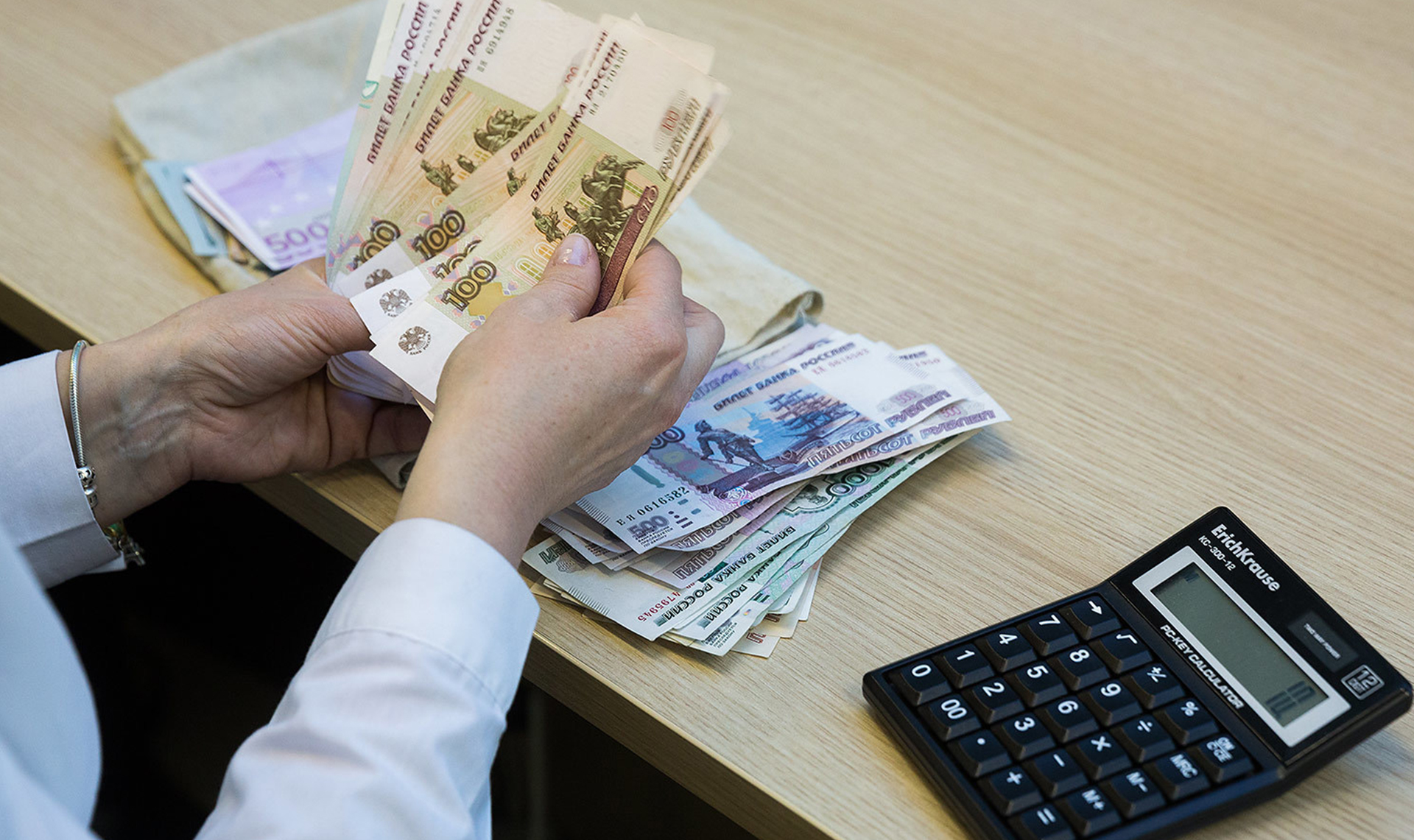 Пенсионерам дадут деньги. Деньги пособия. денежная компенсация. социальные выплаты. выплата денег.