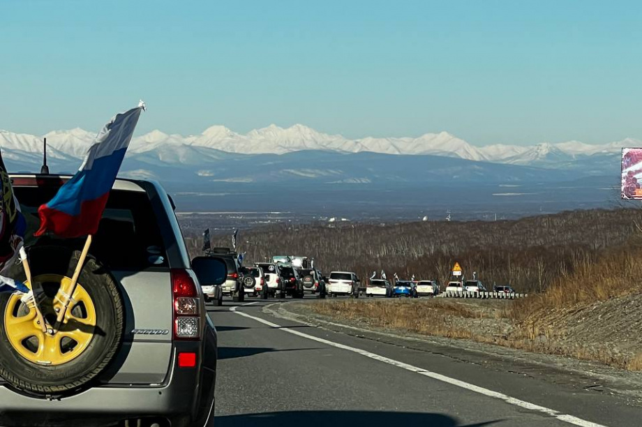 На Камчатке состоялся автопробег в поддержку бойцов СВО и в честь Дня морской пехоты. . Фотография 4