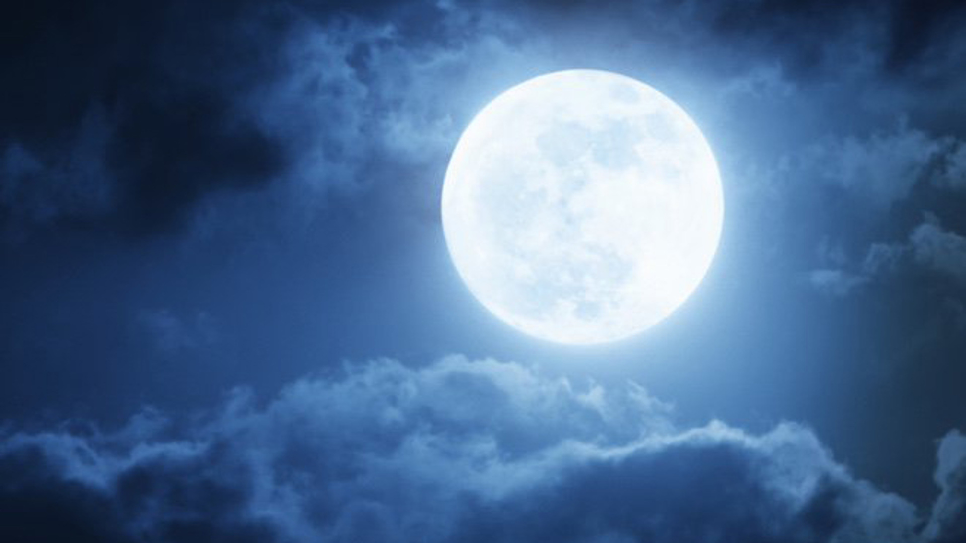 Картина небо луна. Полнолуние голубая Луна. Полнолуние голубая Луна 31 октября. Луна на небе. Лу.