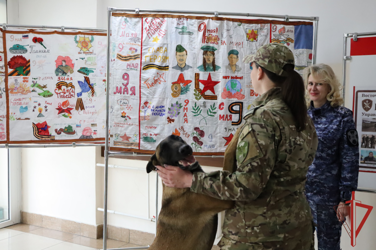 В канун празднования Дня Победы в Управлении Росгвардии по Хабаровскому краю открылась уникальная выставка детского рисунка