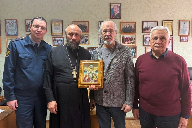 Комиссия, в состав которой вошли начальник психологической службы УФСИН Максим Майоров, помощник начальника Управления по организации работы с верующими протоиерей Алексий Айжинас, художник-микроминиатюрист, член Союза художников России и Общественного совета при УФСИН Анатолий Коненко, а также председатель совета Раиф Мингалимов, оценила произведения, созданные руками осужденных. Работы оценивались по нескольким критериям, включая соответствие канонам православной иконографии, мастерство исполнения, оригинальность замысла и общее художественное впечатление. По итогам конкурса первое место занял осужденный ЛИУ-10. Второе место - ИК-7. Третье место присуждено осужденному из ИК-3. Члены комиссии отметили высокий уровень представленных работ и выразили надежду, что участие в подобных конкурсах способствует духовному росту и нравственному исцелению осужденных. Алексий Айжинас подчеркнул, что иконопись – это не просто искусство, это молитва, выраженная красками и линиями, а участие в их создании помогает осужденным обратиться к Богу, переосмыслить свою жизнь и найти путь к исправлению.