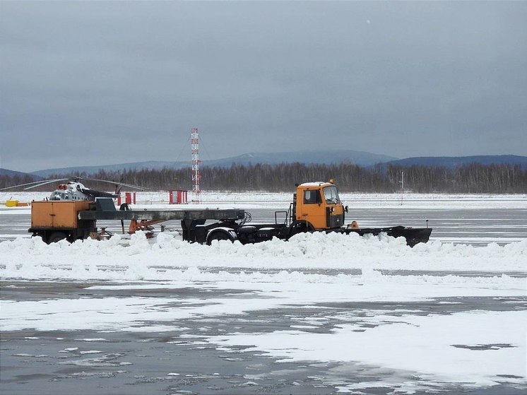 Снегом завалило взлетную полосу в аэропорту Хабаровского края