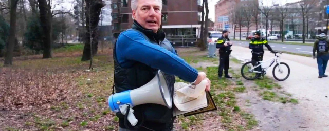 В Гааге активиста, порвавшего Коран у посольства, забросали камнями