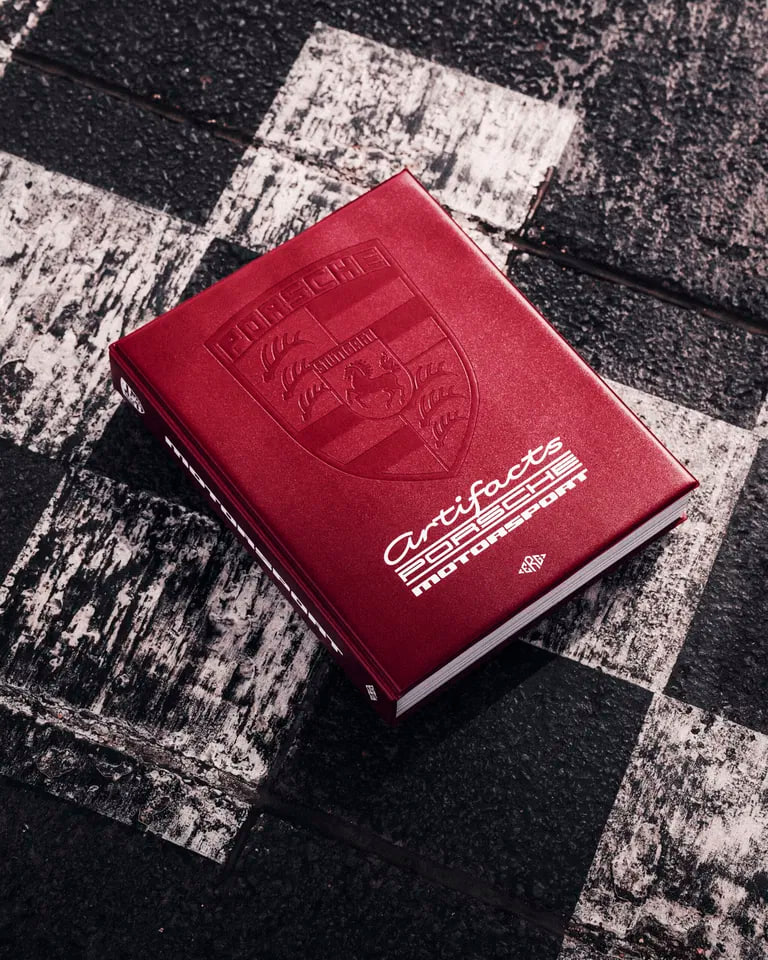 Издательство Type 7 выпустило настольную книгу о Porsche (фото 3)