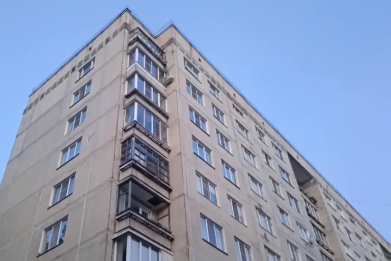 Обломки БПЛА упали на крышу девятиэтажки в Тверской области