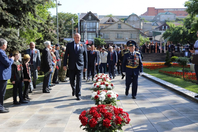 Абдулмуслим Абдулмуслимов возложил цветы к военным мемориалам в Махачкале