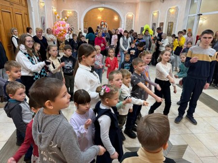 Семьи с детьми отметили День матери в театре