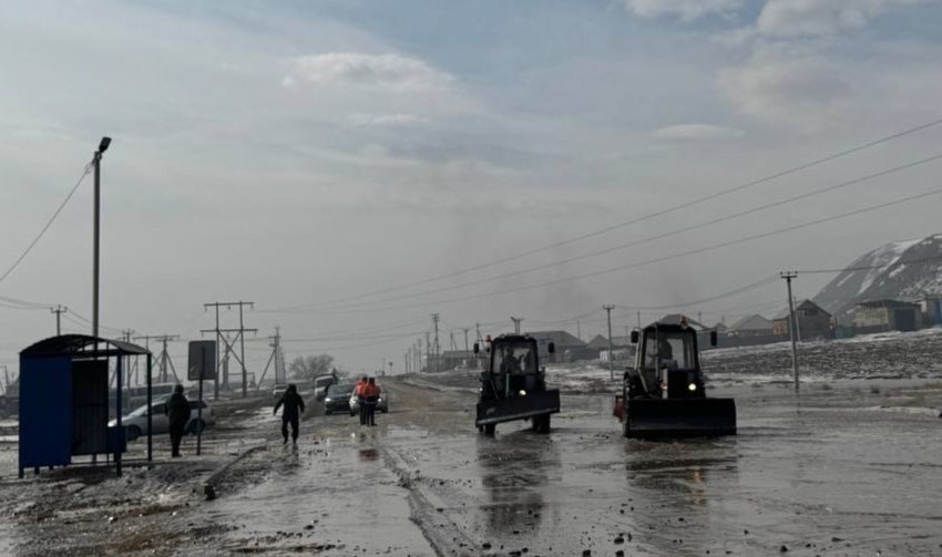 Дорожники Тувы создают водоотводной валик на дороге в районе Вавилинского затона для предотвращения перелива талых вод 