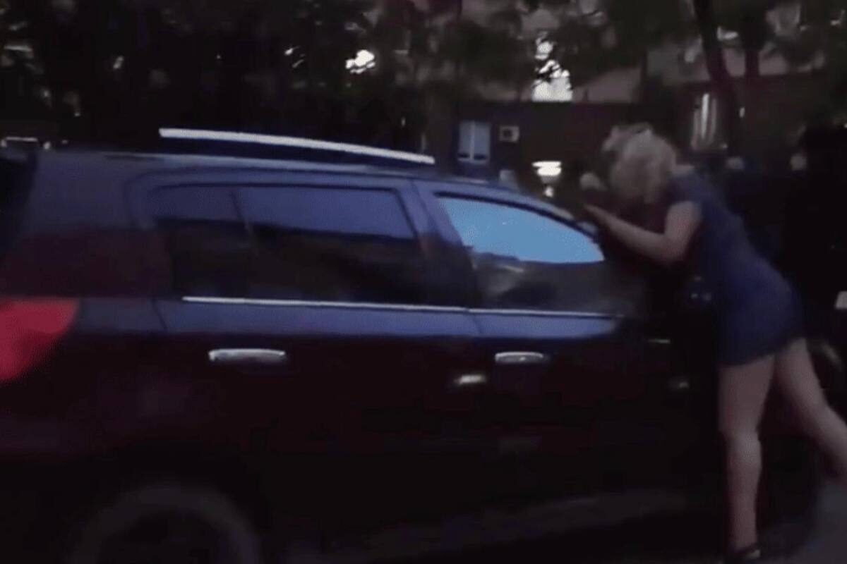 В Краснодаре пьяная женщина после семейной ссоры повредила три чужих автомобиля