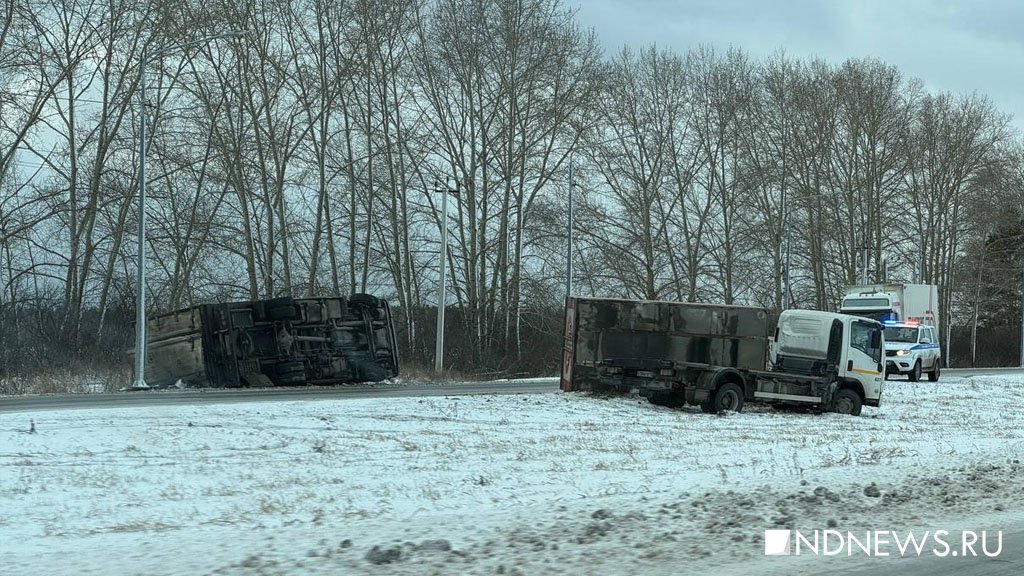 На Тюменском тракте фуры улетели в кювет из-за гололеда (ФОТО)