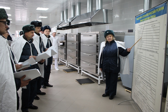 На базе ЛИУ-2 УФСИН России по Омской области начался учебно-методический сбор по организации тылового и энергетического обеспечения В качестве обучаемых в сборе, проведение которого запланировано 21 и 22 октября, участвуют сотрудники отдела тылового обеспечения и энергомеханического отделения УФСИН, начальники подведомственных учреждений и подчиненные им сотрудники, отвечающие за тыловое обеспечение и эксплуатацию энергетического комплекса. В своем приветственном слове начальник УФСИН России по Омской области Сергей Балдин подчеркнул, что основными целями мероприятия являются выработка единых форм и методов работы учреждений УИС региона, изучение основных требований нормативных правовых актов по данной тематике, а также совершенствование профессиональных компетенций сотрудников, необходимых для выполнения практических задач при организации тылового и энергетического обеспечения. После строевого смотра на территории лечебно-исправительного учреждения № 2 личный состав проследовал в актовый зал учреждения, где были проведены теоретические занятия. Освещены вопросы контроля организации питания осужденных, подозреваемых и обвиняемых в учреждениях УИС, требований к оборудованию помещений общежитий мебелью, имуществом и инвентарем, обеспечения вещевым довольствием лиц, отбывающих наказание. Также обсуждались аспекты организации продовольственного обеспечения сотрудников пенитенциарного ведомства и организации банно-прачечного обслуживания осужденных. После этого сотрудники приняли участие в практических занятиях на указанные тематики на территории таких объектов ЛИУ-2, как банно-прачечный комбинат, общежитие для осужденных, столовая и пекарня. Завтра, 22 октября учебно-методический сбор продолжится на территории исправительной колонии № 7.