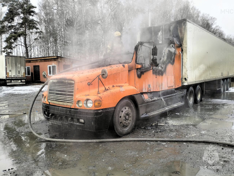 В Ялуторовске ликвидирован пожар в грузовике
