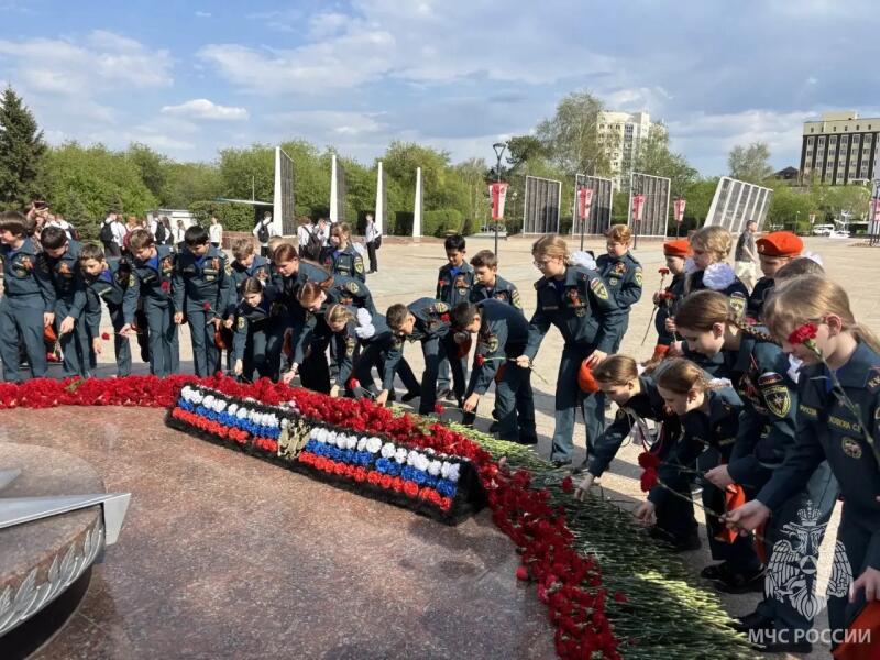 Кадеты МЧС России из МАОУ СОШ № 48 города Тюмени имени Героя Советского Союза Дмитрия Михайловича Карбышева возложили цветы к Вечному огню.