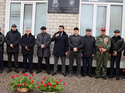 Открытие мемориальных плит выпускникам школ-участникам СВО прошло в Избербаше, фото 3