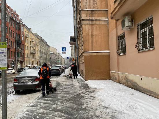Дворники убирали улицы Петербурга все выходные, каникул не было