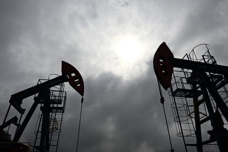 «Мы приостанавливаем некоторые санкции, связанные с нефтью, чтобы снизить цены. У нас есть санкции против некоторых стран — мы снимем их, пока ситуация не выправится. И кто знает, может быть, нам не придется возвращать их, если установится мир», — заявил Трамп