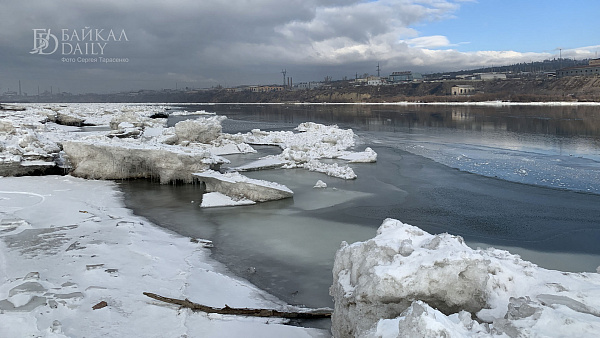 Реки в столице Бурятии сковывает лёд