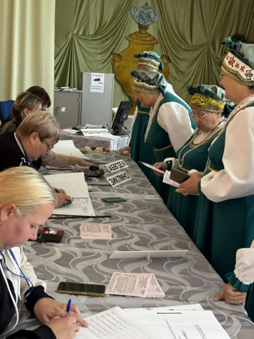 В Камышинском районе участницы народного ансамбля песни «Матаня» оказались самыми нарядными на местных выборах