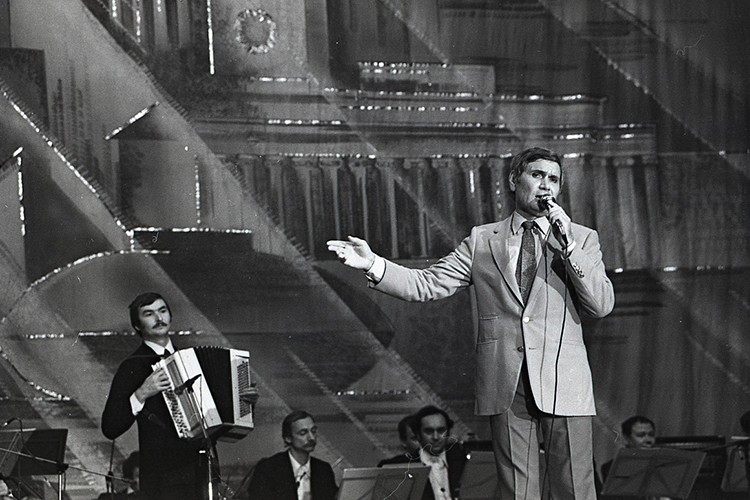 В феврале Ильгаму Шакирову могло исполниться 90 лет, и как дань памяти в Казани в его честь назвали сквер возле КРК «Пирамида». Там же, со слов источника «БИЗНЕС Online», планируется установить памятник