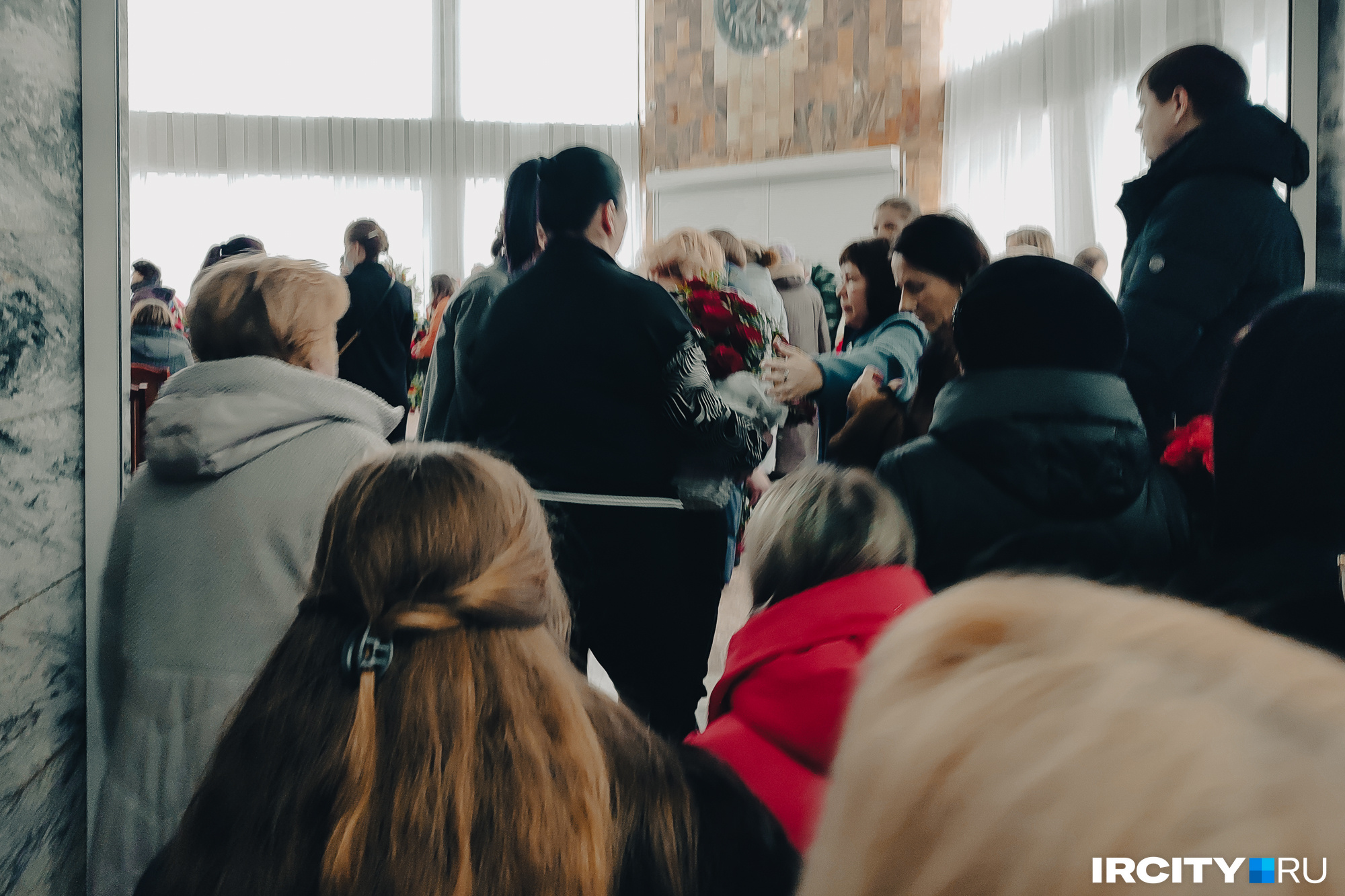 Очередь на вход в каменный зал, где выставили гроб