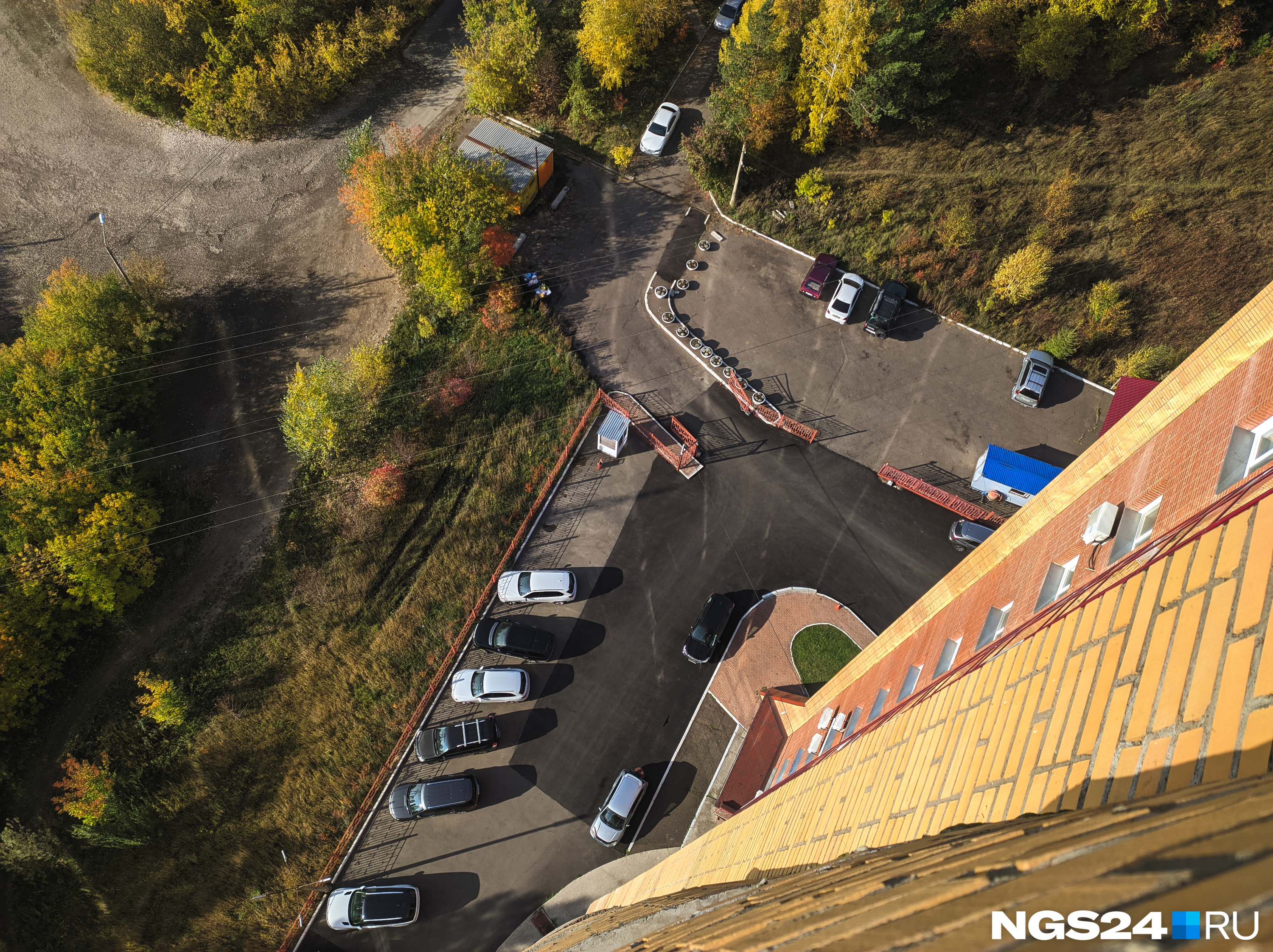 Из-за забора несколько лет назад случился небольшой скандал