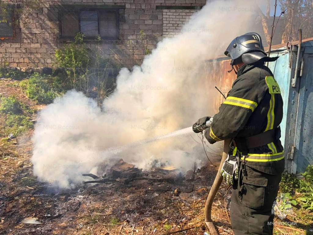 Курские спасатели за неделю потушили 133 пожара и спасли двух человек