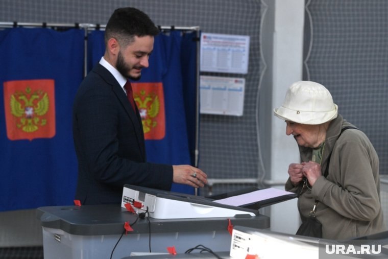 Женщина голосует в Санкт-Петербурге