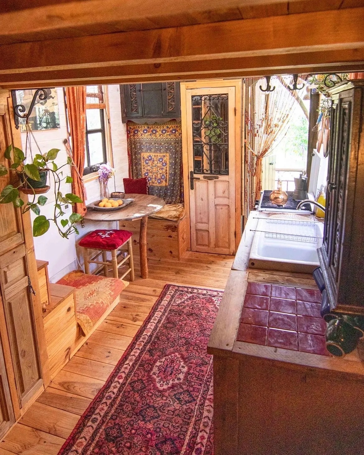 Колоритный интерьер The Little Wooden House.