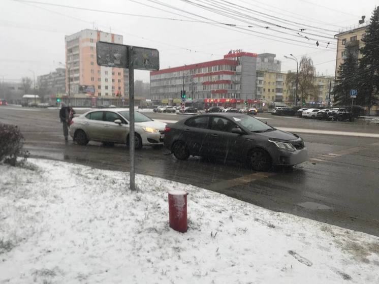 В центре Твери в ДТП попала учебная машина