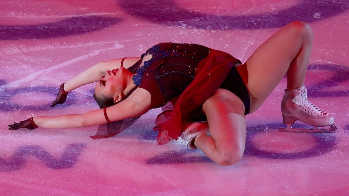 Искушающая Алина Загитова, сияющая в обтягивающем купальнике и изящном нижнем белье