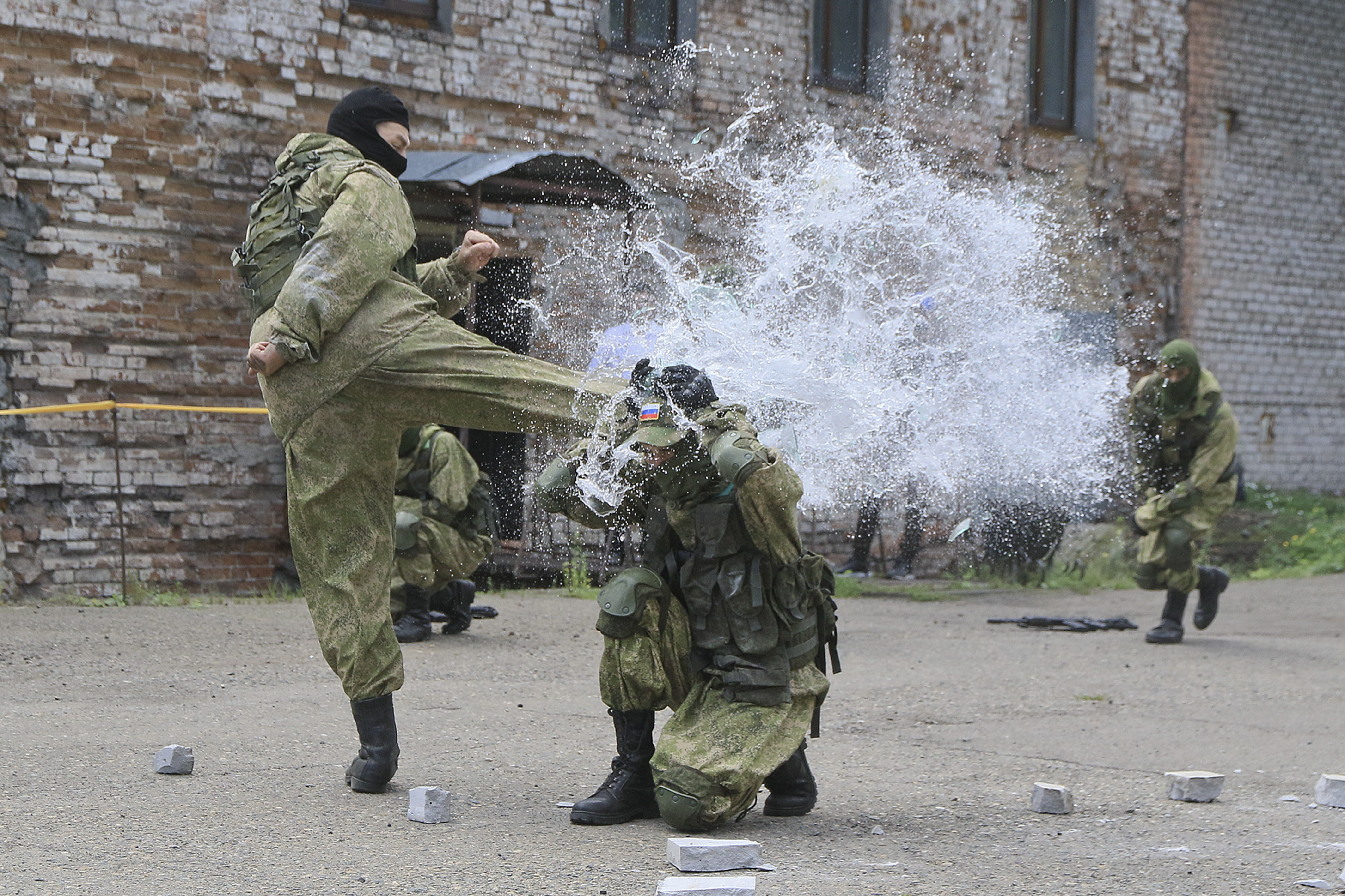 Военное нападение. Вооруженная атака. Военные нападают на природу. Негр нападает на военного. Картинка Военная нападение.