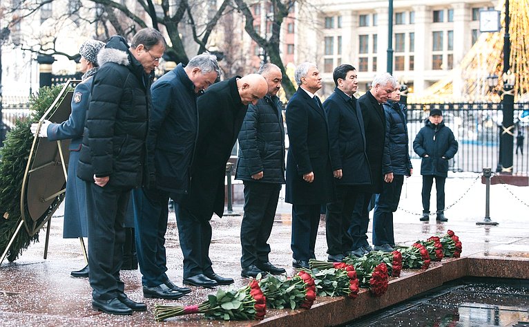 Церемония возложения венка и цветов к Могиле Неизвестного Солдата в Александровском саду, в которой вместе с главами парламентских делегаций стран – членов ПА ОДКБ принял участие Юрий Воробьев