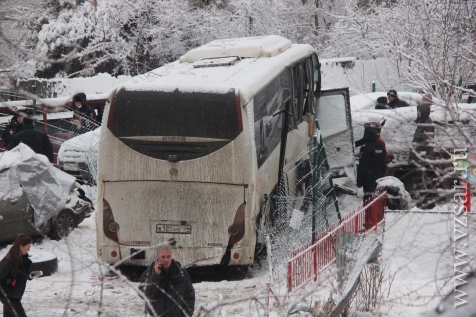 водитель рейсового автобуса не справился с управлением и нанес повреждения задача