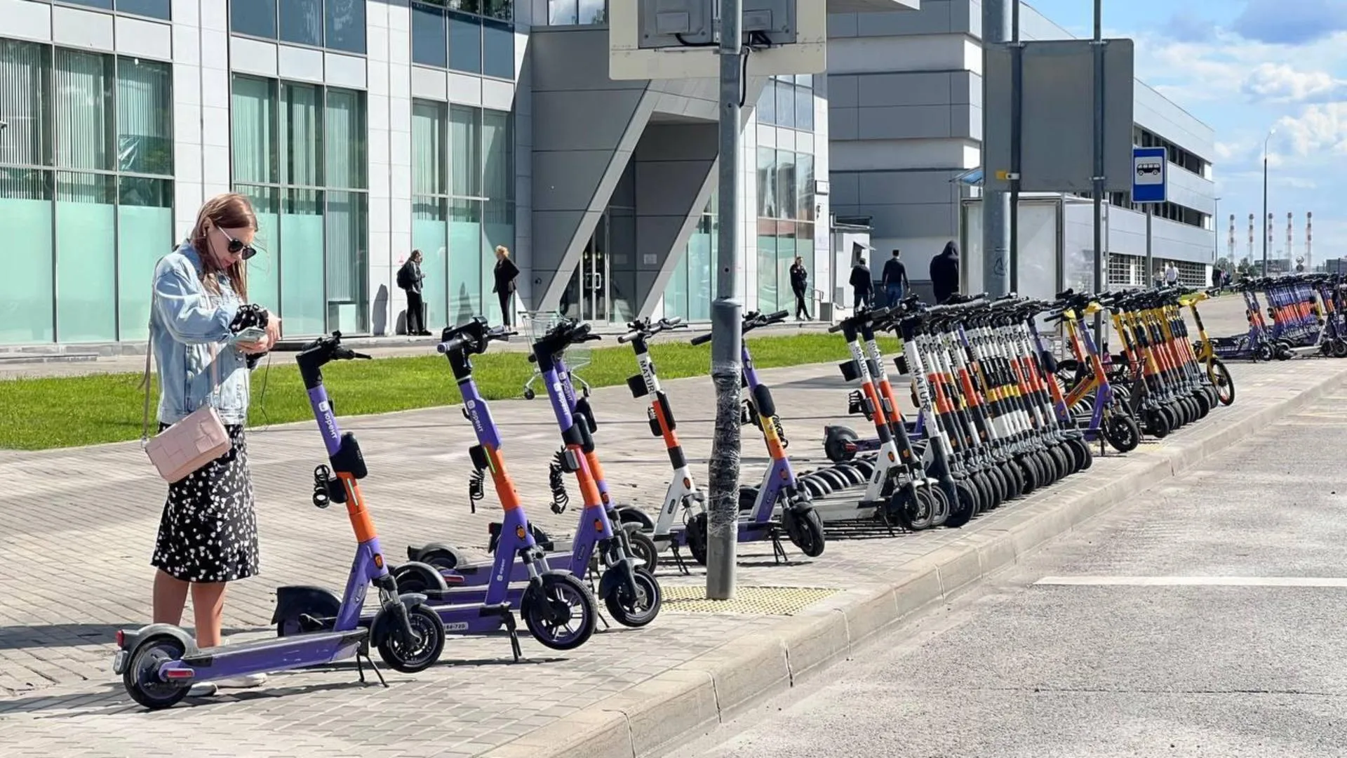 Электросамокат на дороге. Самокаты whoosh 2021. Самокат на улице. Шеринг электросамокатов. Арендовать самокат.