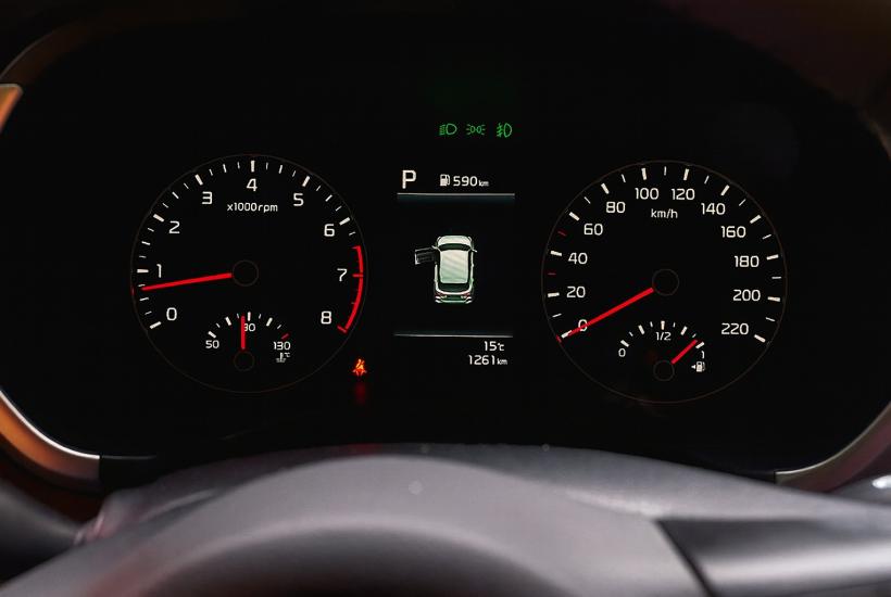 Приборная панель автомобиля крупным планом