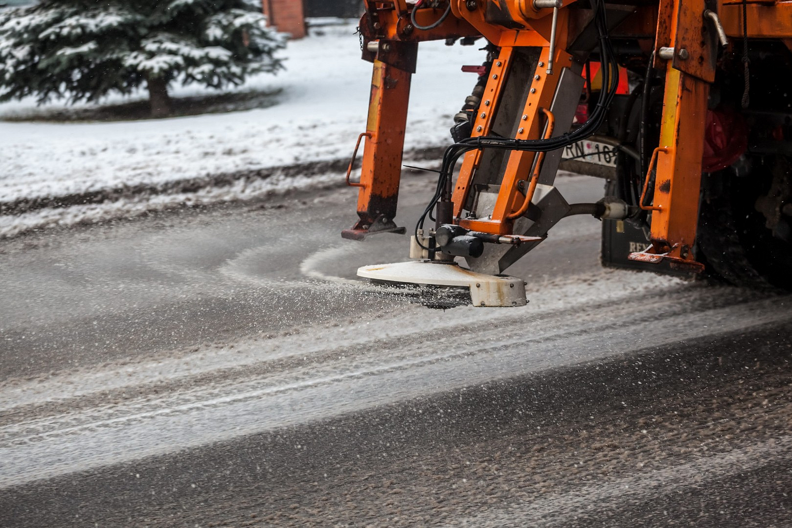 Посыпка дорог песком. Обработка дорог. Машины используемые в строительстве. Посыпка дорог зимой. Посыпать реагентами дороги.