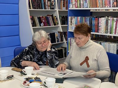 Гости листают страницы книг