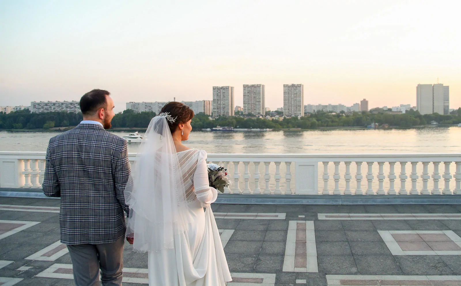 Тыс пар. Молодожены. Свадьба начало. Свадьба фото. Москва молодожены фотосессии.